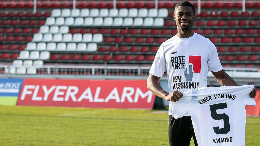 Mit diesem von Leroy Kwadwo präsentierten Shirt werden sich die Drittligisten am Wochenende aufwärmen.