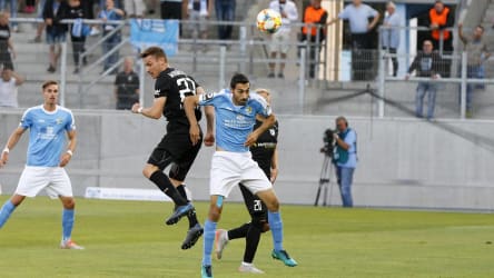 Umkämpftes Duell: Der Chemnitzer Rafael Garcia (in Blau) versucht, sich gegen den Magdeburger Charles-Elie Laprevotte (li.) zu behaupten.