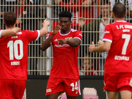 Er war's: Torschütze Taiwo Awoniyi zeigt auf Assistgeber Max Kruse (#10).