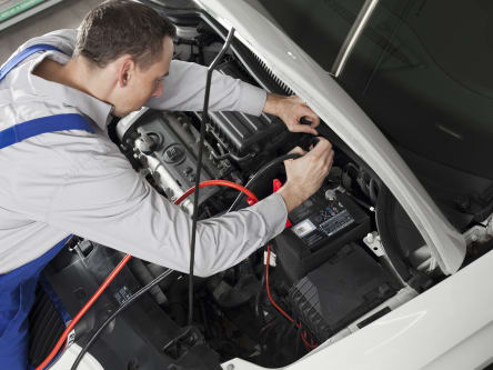 Arbeit an Autobatterie