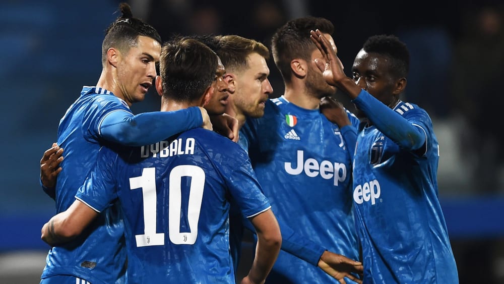 Kollektiver Jubel: Cristiano Ronaldo empfängt die Glückwünsche seiner Mannschaftskameraden nach dem Treffer zum 1:0.