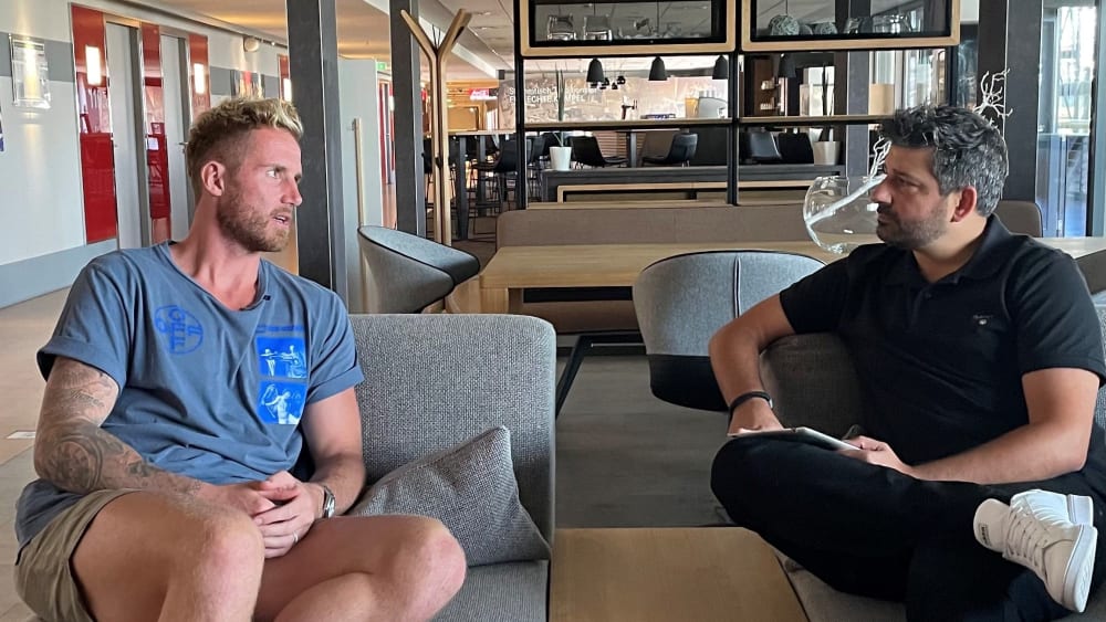 Ralf Fährmann und kicker-Reporter Toni Lieto