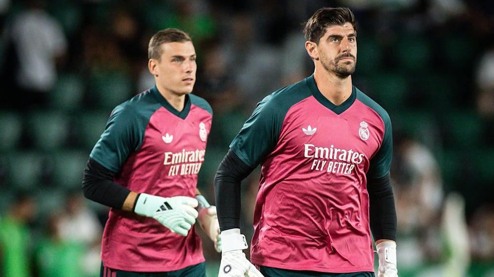 Thibaut Courtois (re.) fehlt Real Madrid im Clasico - und wird aller Voraussicht nach durch Andriy Lunin ersetzt.