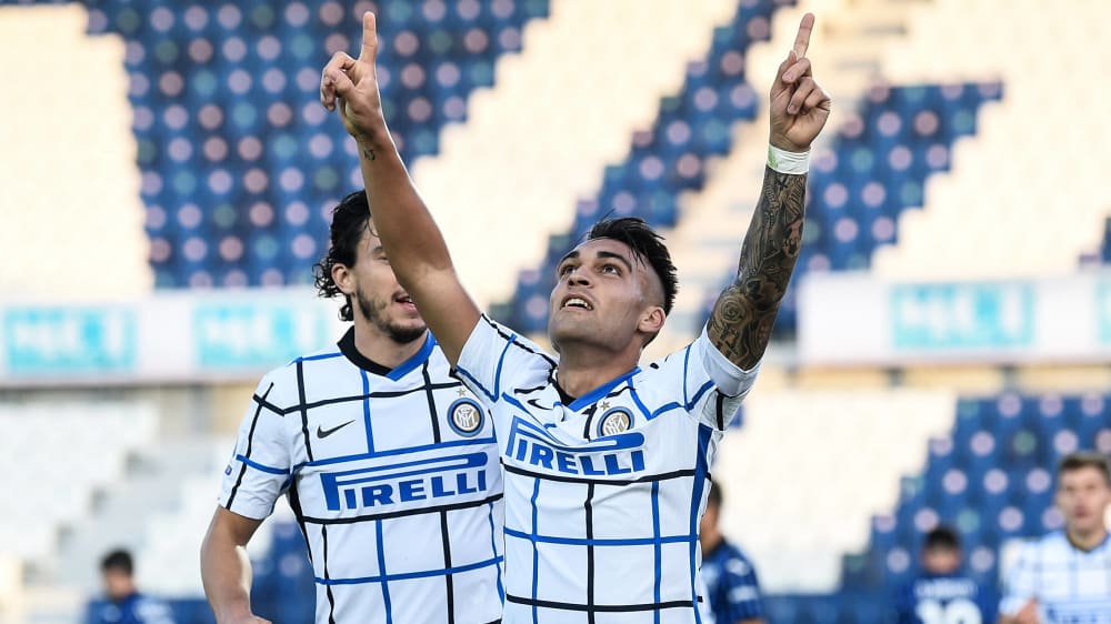 Ein Kopfball, ein Tor - und ein Gruß gen Himmel: Lautaro Martinez.