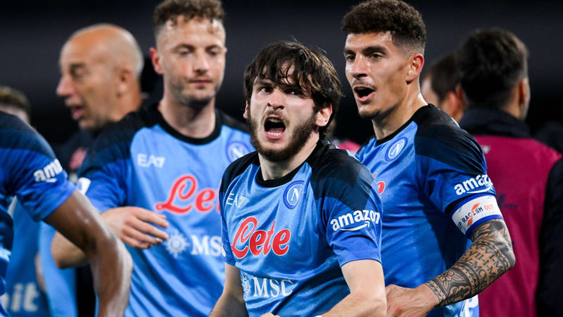 Khvicha Kvaratskhelia feiert sein Führungstor gegen Atalanta.