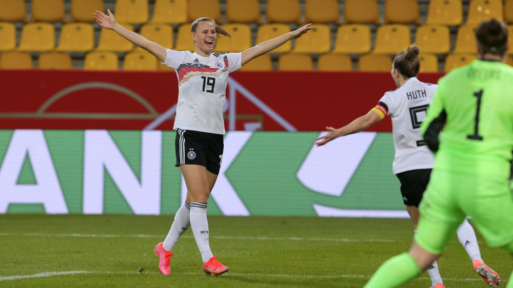 Bejubelten das frühe 1:0: Vorlagengeberin Klara Bühl (li.) und Torschützin Svenja Huth.