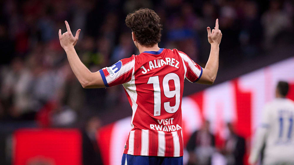 Die "Spinne" trifft wieder: Atletico Madrids Torjäger Julian Alvarez jubelt über sein Tor gegen Deportivo A Coruna.
