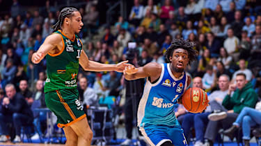 Jordan Roland (Gladiators Trier, 15), Isaiah Swope (Frankfurt Skyliners, 01) GER, Skyliners Frankfurt vs. Gladiators Trier, Basketball, 19. Spieltag, EasyCredit Bundesliga, Spielzeit 2025 2026, 11.02.2026 GER, Skyliners Frankfurt vs. Gladiators Trier, Basketball, 19. Spieltag, EasyCredit Bundesliga, Spielzeit 2025 2026, 11.02.2026 Frankfurt Main *** Jordan Roland Gladiators Trier, 15 , Isaiah Swope Frankfurt Skyliners, 01 GER, Skyliners Frankfurt vs Gladiators Trier, Basketball, Matchday 19, EasyCredit Bundesliga, Season 2025 2026, 11 02 2026 GER, Skyliners Frankfurt vs Gladiators Trier, Basketball, Matchday 19, EasyCredit Bundesliga, Season 2025 2026, 11 02 2026 Frankfurt Main Copyright: xEibner-Pressefoto GeraldxOelze-dexStoppanyx EP_ODS