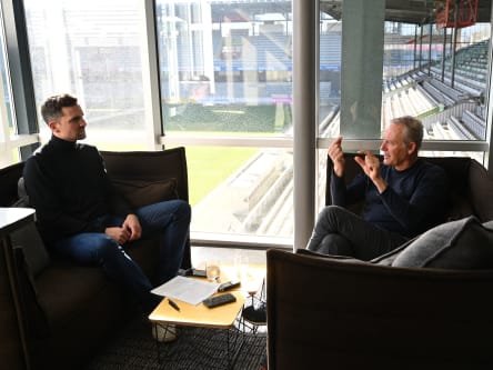 Christian Streich im Gespräch mit kicker-Reporter Carsten Schröter-Lorenz.