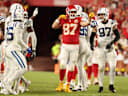 Travis Kelce (87) von den Kansas City Chiefs signalisiert nach einem Catch und anschließendem Lauf im dritten Viertel ein First Down.