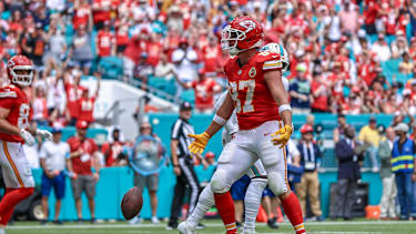 MIAMI GARDENS, FL - SEPTEMBER 27: Kansas City Chiefs tight end Travis Kelce (87) celebrates a touchdown scored during a NFL, American Football Herren, USA game between the Kansas City Chiefs and the Miami Dolphins, on Sunday September 27, 2026, at Hard Rock Stadium in Miami Gardens, FL.(Photo by Chris Arjoon Icon Sportswire). NFL: SEP 27 Chiefs at Dolphins EDITORIAL USE ONLY Icon2609270000030