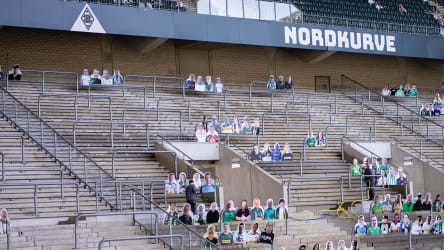 Fan-Aufsteller in der Gladbacher Nordkurve