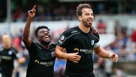 Manfred Osei Kwadwo und Christian Beck (1. FC Magdeburg) beim Torjubel