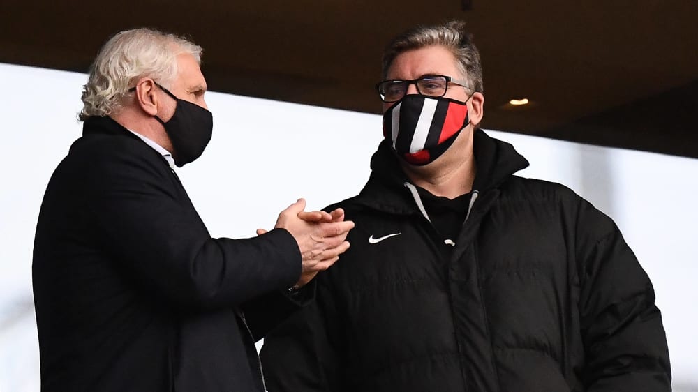 Neuer Vorstandssprecher in Frankfurt: Axel Hellmann (re.), hier mit dem sportlichen Leiter von Bayer Leverkusen, Rudi Völler.