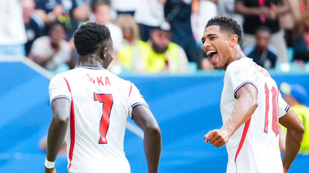 Bukayo Saka und Jude Bellingham bejubeln Englands Sieg.