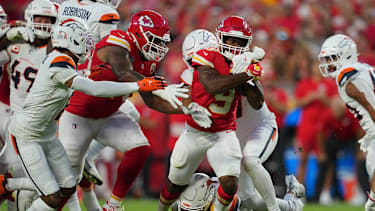 Kansas City Chiefs Running Back Kenneth Walker III (9) läuft mit dem Ball gegen die Denver Broncos.