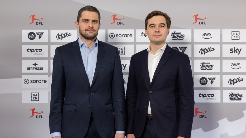 Fußball: Mitgliederversammlung der Deutschen Fußball Liga (DFL), Pressekonferenz nach dem Ende der Versammlung.  Marc Lenz (l) und Steffen Merkel, DFL-Geschäftsführer.