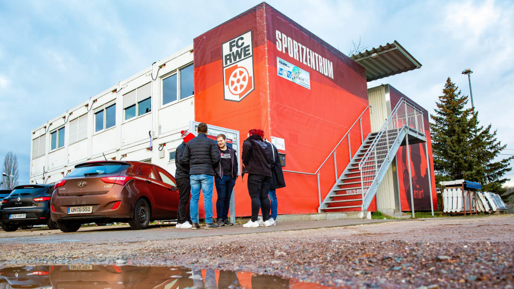 Bitteres Ende für Rot-Weiß Erfurt: Am Montag gab es noch Hoffnung, jetzt muss RWE den Spielbetrieb einstellen.