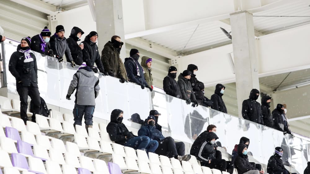 Ihr Stadionbesuch hatte ein Nachspiel: Die Schneeräumer aus Aue setzten sich auf die Tribüne.