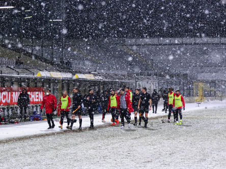 Hefiger Schneefall im Stadion an der Grünwalder Straße.
