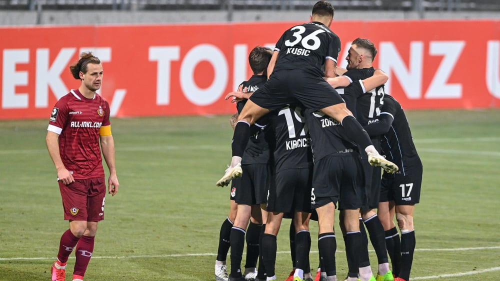 Die Münchner jubeln über das 1:0 durch Sercan Sararer.