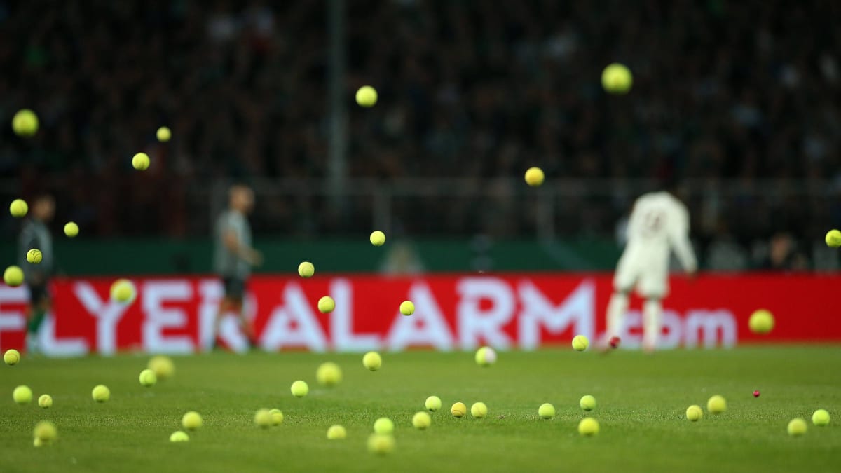 جماهير بايرن ميونيخ تقاطع مباراة كأس ألمانيا بإلقاء كرات التنس على أرض الملعب