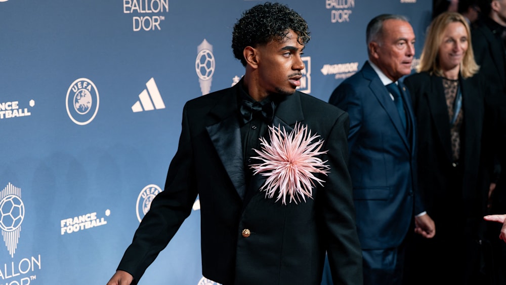 Extravagantes Outfit: Lamine Yamal am Rande der Ballon-d'or-Gala.