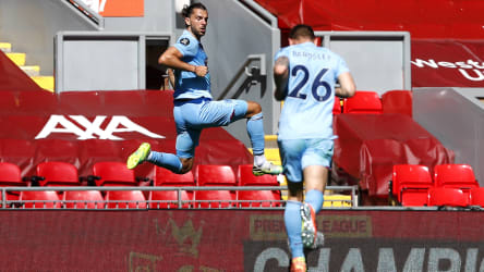 Machte Liverpool einen Strich durch die Rechnung: Burnleys Jay Rodriguez (l.).