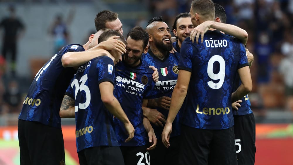 Arturo Vidal lächelt Edin Dzeko an.