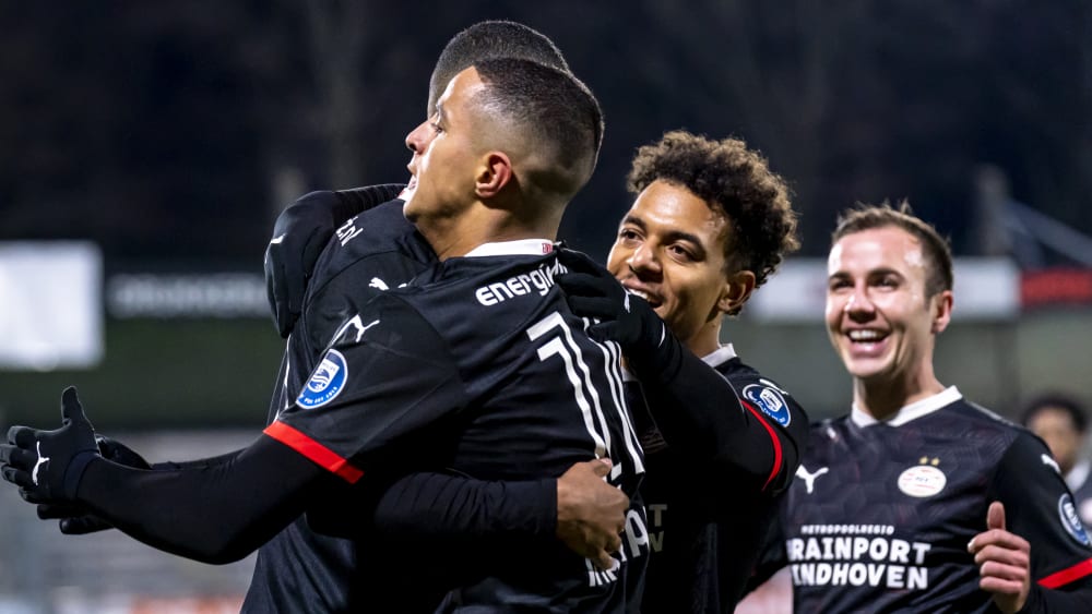 Verdienter Auswärtssieg: Mario Götze (re.) und die PSV beim Spiel in Waalwijk.