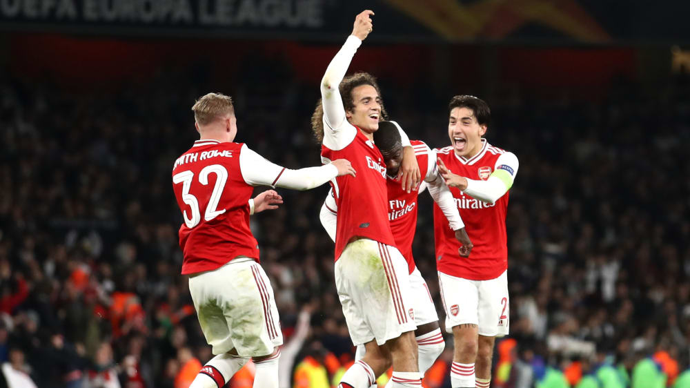 Bejubeln Pepés (Mitte) Siegtreffer: Emil Smith Rowe, Matteo Guendouzi und Hector Bellerin (v.l.).