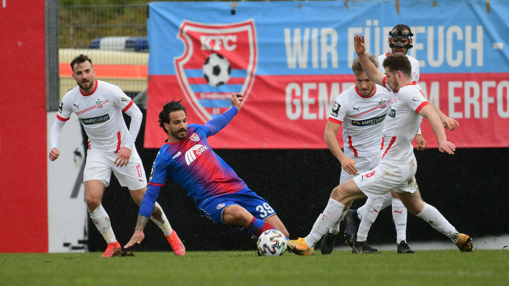 Umkämpftes Spiel in Lotte: Uerdingens Adriano Grimaldi im Zweikampf mit Zwickaus Leon Jensen.