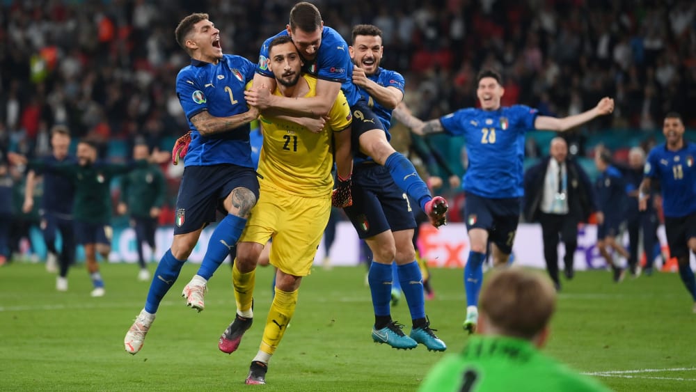 Wir sind übrigens Europameister: Gianluigi Donnarumma wird von seinen Kollegen "überfallen".