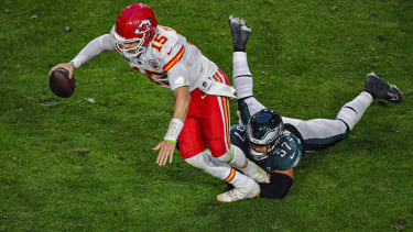 February 12, 2023, Glendale, Arizona, USA: Philadelphia Eagles linebacker T.J. Edwards tackles Kansas City Chiefs quarterback Patrick Mahomes by the ankle in the second quarter during Super Bowl LVII Sunday, Feb. 12, 2023, in Glendale, Arizona. Mahomes was limping and came off the field after the tackle. Glendale USA - ZUMAm67_ 0202623764st Copyright: xRichxSuggx