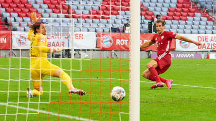 Leon Goretzka (re.) überwindet Yann Sommer zum 2:1-Siegtreffer.