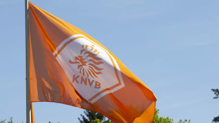 Fahne mit dem Logo des niederländischen Fußballverbands KNVB.