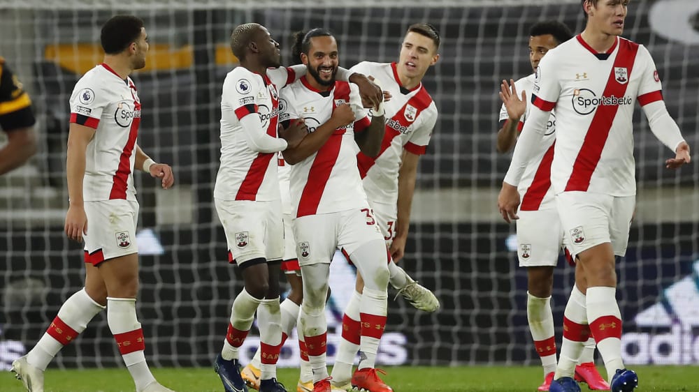 Theo Walcott wird von den Mitspielern geherzt.