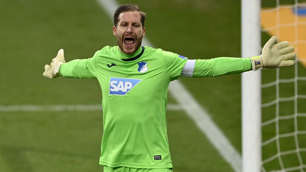 Höchst unglücklich: Hoffenheims Schlussmann Oliver Baumann hadert nach der 0:4-Niederlage auf Schalke mit der Mannschaftsleistung.