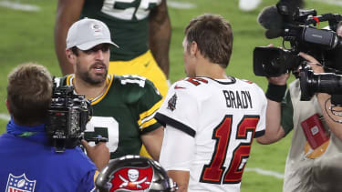 October 18, 2020, Tampa, FL, US: Aaron Rodgers, left, doesn t have the number of Super Bowl rings that Tom Brady does, yet the Packers quarterback can boast bigger numbers on his NFL, American Football Herren, USA paycheck. Tampa US - ZUMAm67_ 20201018_zaf_m67_096 Copyright: xDirkxShaddx