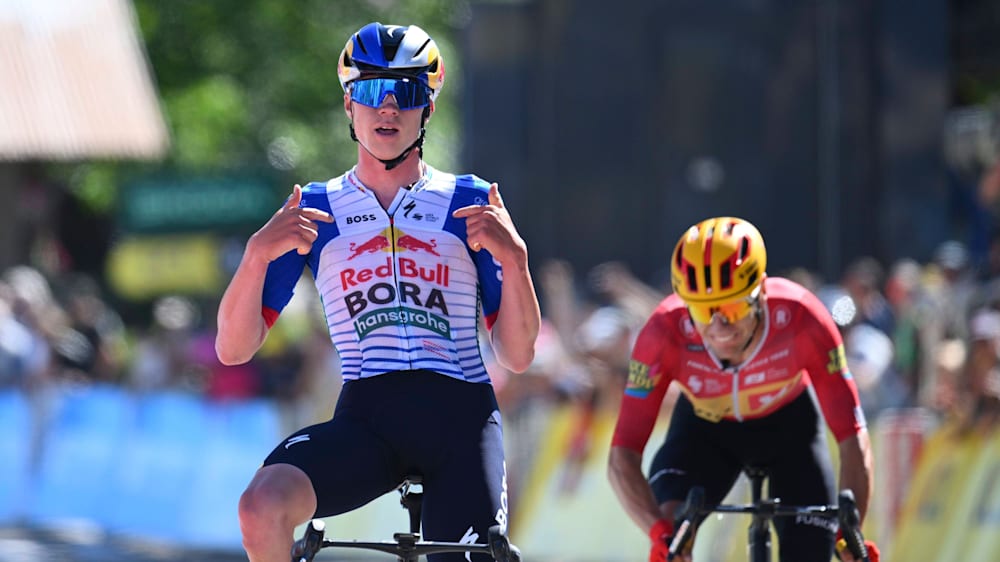 Maxim Van Gils feiert seinen Etappensieg bei der Tour Auvergne Rhone-Alpes.