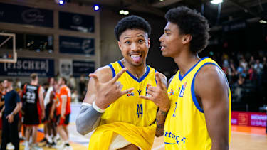 BASKETBALL EASYCREDIT BBL 1. SPIELTAG - SCIENCE CITY JENA - RASTA VECHTA ** NUR FÜR REDAKTIONELLE ZWECKE ** EDITORIAL USE ONLY **01 10 2026-Jena: Basketball easyCredit BBL 1. Basketball-Bundesliga Saison 2026 2027 1. Spieltag Sparkassen-Arena Science City Jena - RASTA Vechta im Foto: Ira Lee 44 (Science City Jena) und Daniel Biel 77 (Science City Jena) nach dem Spiel ( Deutschland Thueringen Jena Copyright: SaschaxFromm *** BASKETBALL EASYCREDIT BBL MATCHDAY 1 SCIENCE CITY JENA RASTA VECHTA ** FOR EDITORIAL PURPOSES ONLY ** EDITORIAL USE ONLY ** p 01 10 2026 Jena Basketball easyCredit BBL 1 Basketball Bundesliga 2026-2027 Season, Matchday 1, Sparkassen Arena, Science City Jena, RASTA Vechta. Pictured: Ira Lee (44), Science City Jena, and Daniel Biel (77), Science City Jena, after the game. Germany, Thuringia Jena Copyright SaschaxFromm Copyright: SaschaxFromm doc87ug99ji4ko1kt8r6umm ,EDITORIAL USE ONLY