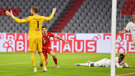 Robert Lewandowski (Mitte) jubelt über das 2:1.