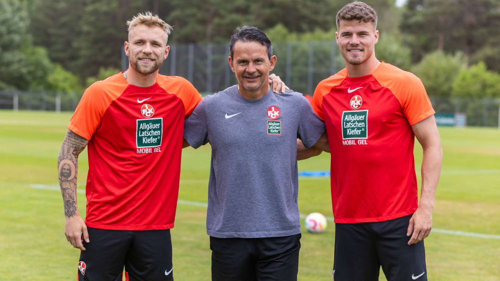 Dirk Schuster with FCK rookies John Elvedy (right) and Timoteus Buchaux.