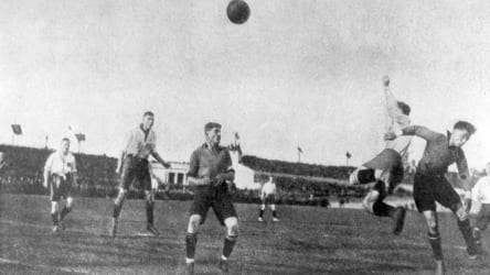 Einen Sieger gab es 1922 zwischen dem HSV (weiße Trikots) und dem FCN nicht