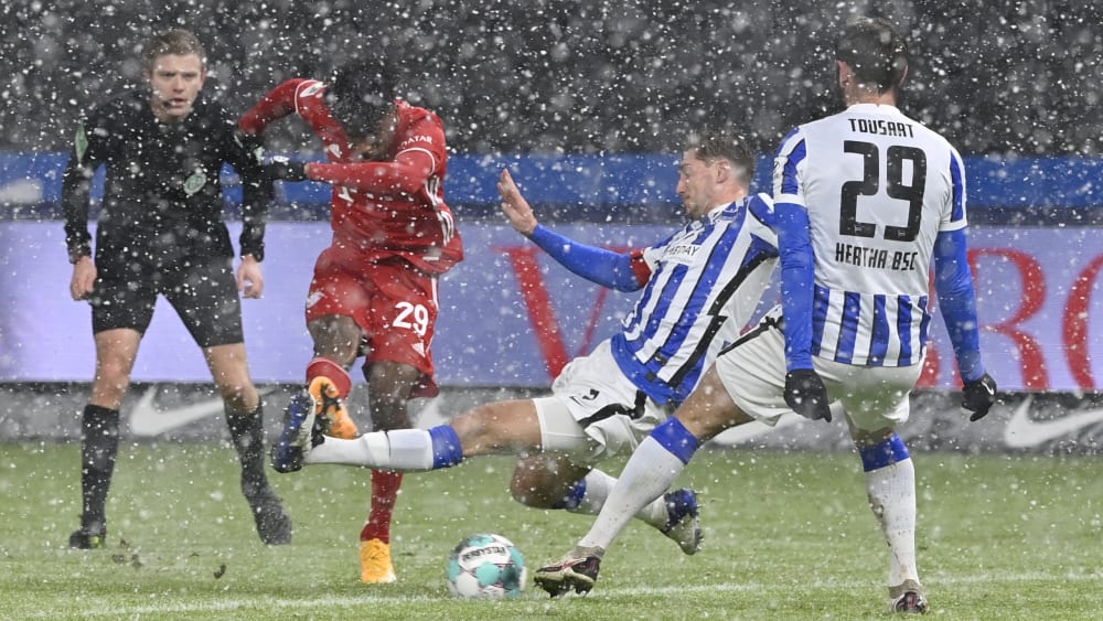 Das goldene Tor für die Bayern: Kingsley Coman zieht ab - der abgefälschte Schuss landet im Hertha-Tor.