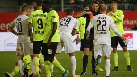 Platzverweis: Sandhausens Ivan Paurevic sah die Gelb-Rote Karte.