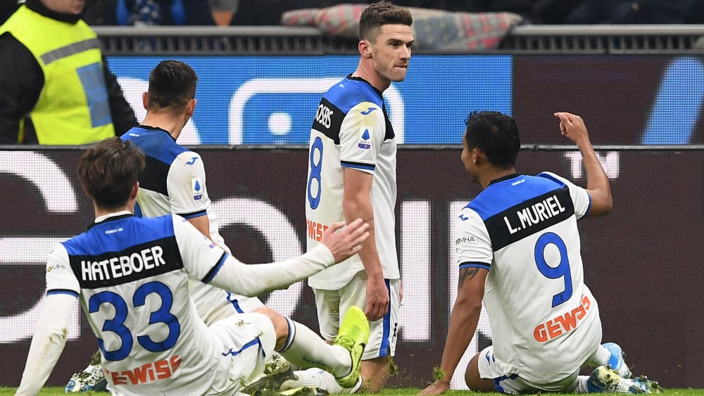 Bergamos Robin Gosens (Mi.) jubelt über seinen Ausgleich bei Atalanta Bergamo.