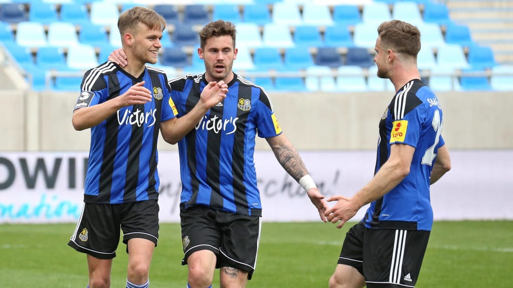 Scorerpunkt Nummer 22: Niklas Shipnoski (li.) machte den entscheidenden zweiten Saarbrücker Treffer.