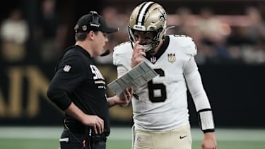 New Orleans Saints Quarterback Tyler Shough (6) spricht während der zweiten Halbzeit des NFL-Spiels gegen die Atlanta Falcons im Caesars Superdome mit Head Coach Kellen Moore.