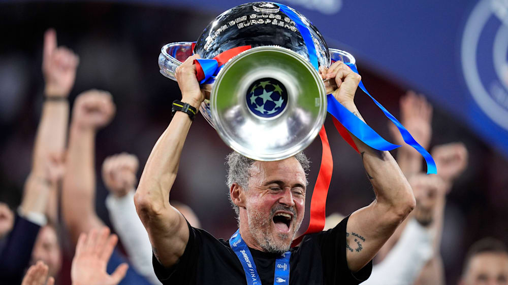 Reckt den Henkelpott zum dritten Mal in die H&ouml;he: Luis Enrique